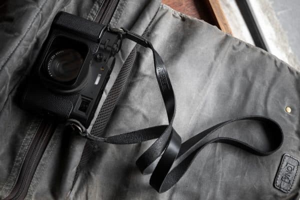 สายคล้องกล้อง TAP&DYE Classic Black 107cm