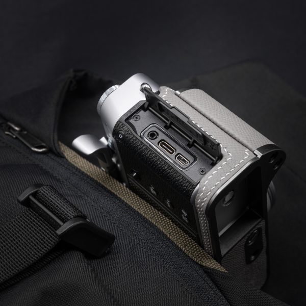 เคส Fuji X100VI แบบมีกริป สีเทา ฐานสีเงิน หนังคาเวียร์ Kontice Leather Case Gray