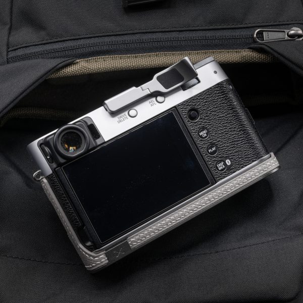 เคส Fuji X100VI แบบมีกริป สีเทา ฐานสีเงิน หนังคาเวียร์ Kontice Leather Case Gray