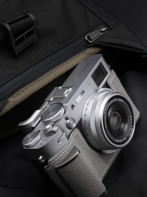 เคส Fuji X100VI แบบมีกริป สีเทา ฐานสีเงิน หนังคาเวียร์ Kontice Leather Case Gray